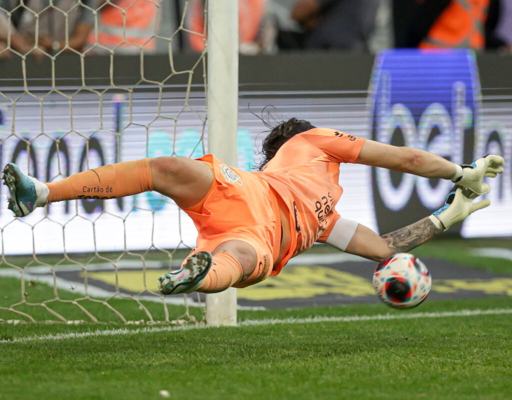 Cássio chega a 28 defesas e se torna o goleiro que mais defendeu pênaltis  na história do Corinthians