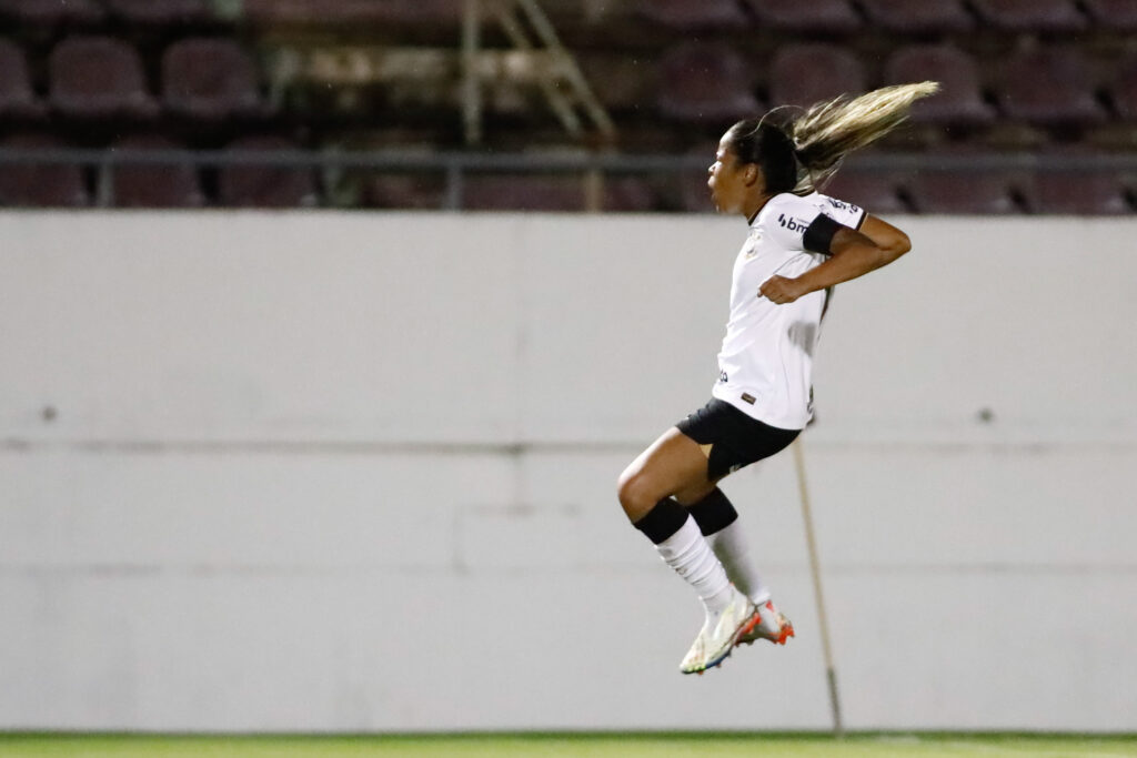 Adriana marca décimo gol pelo Corinthians no ano e encosta em