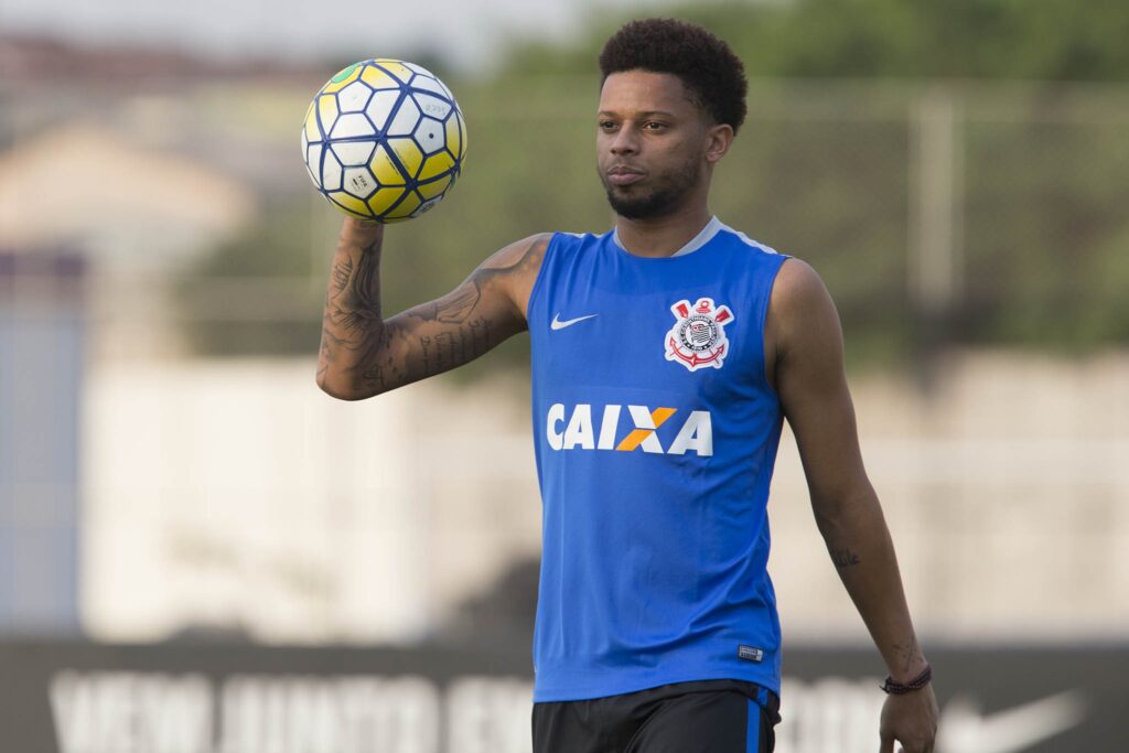 Ex-Corinthians recebe prêmios de Craque e Melhor Atacante do Campeonato  Russo; confira