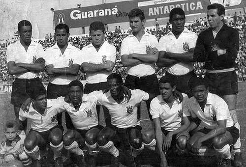 Corinthians x Cruzeiro: jogadores homenageiam Rei Pelé antes da