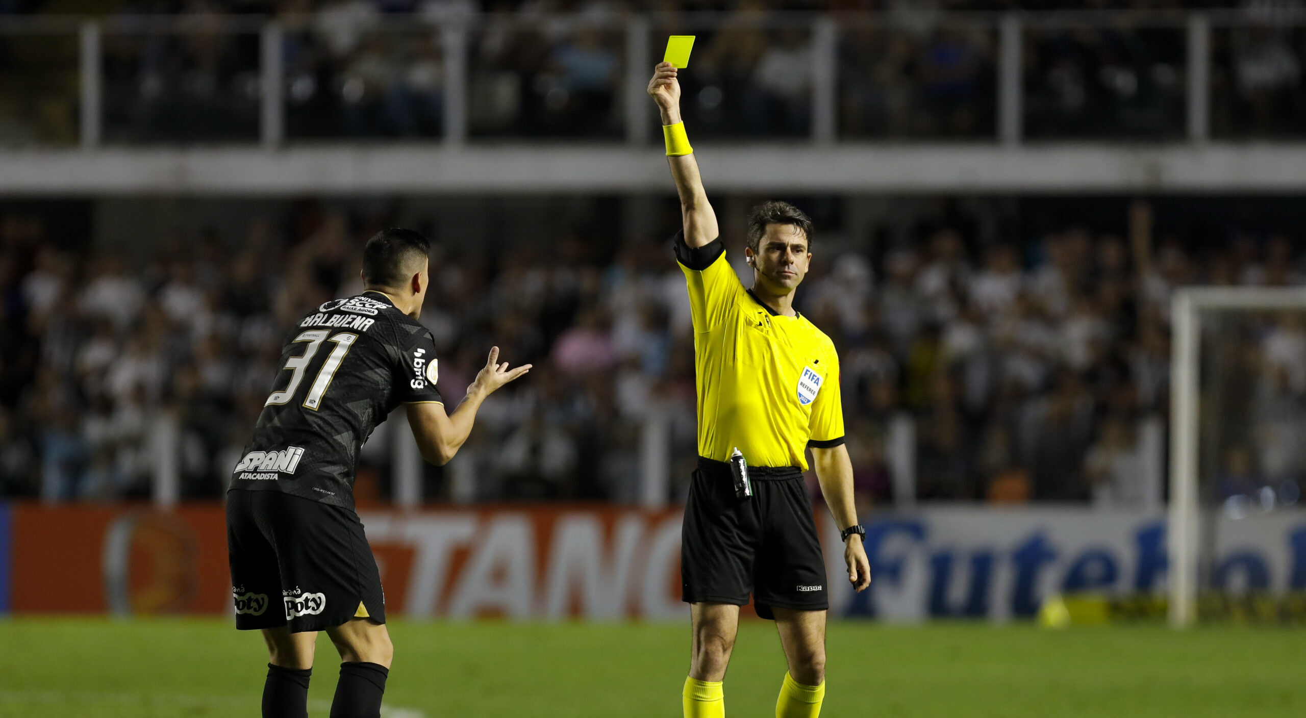 Brasileirão 2023: times com mais faltas e cartões