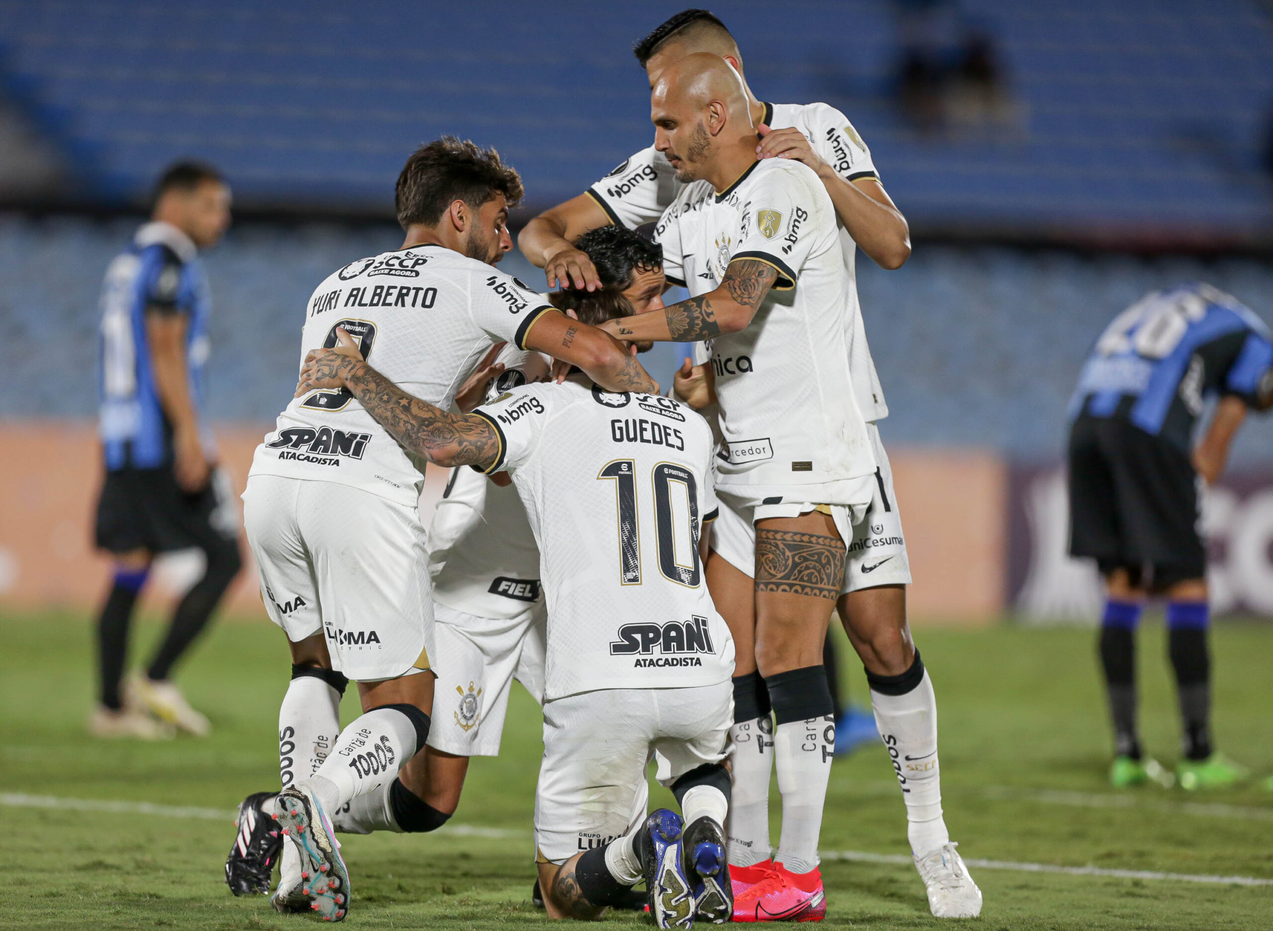 Após cirurgia, zagueiro Chicão reaparece no gramado