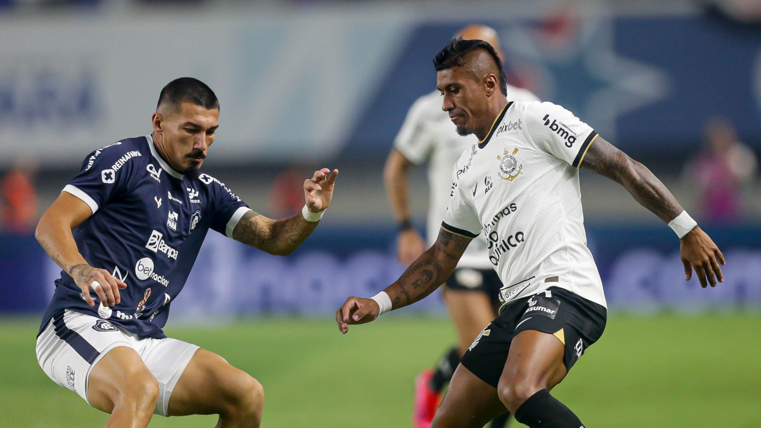 Corinthians volta a oscilar em 'jogo menor', mas avança; agora é