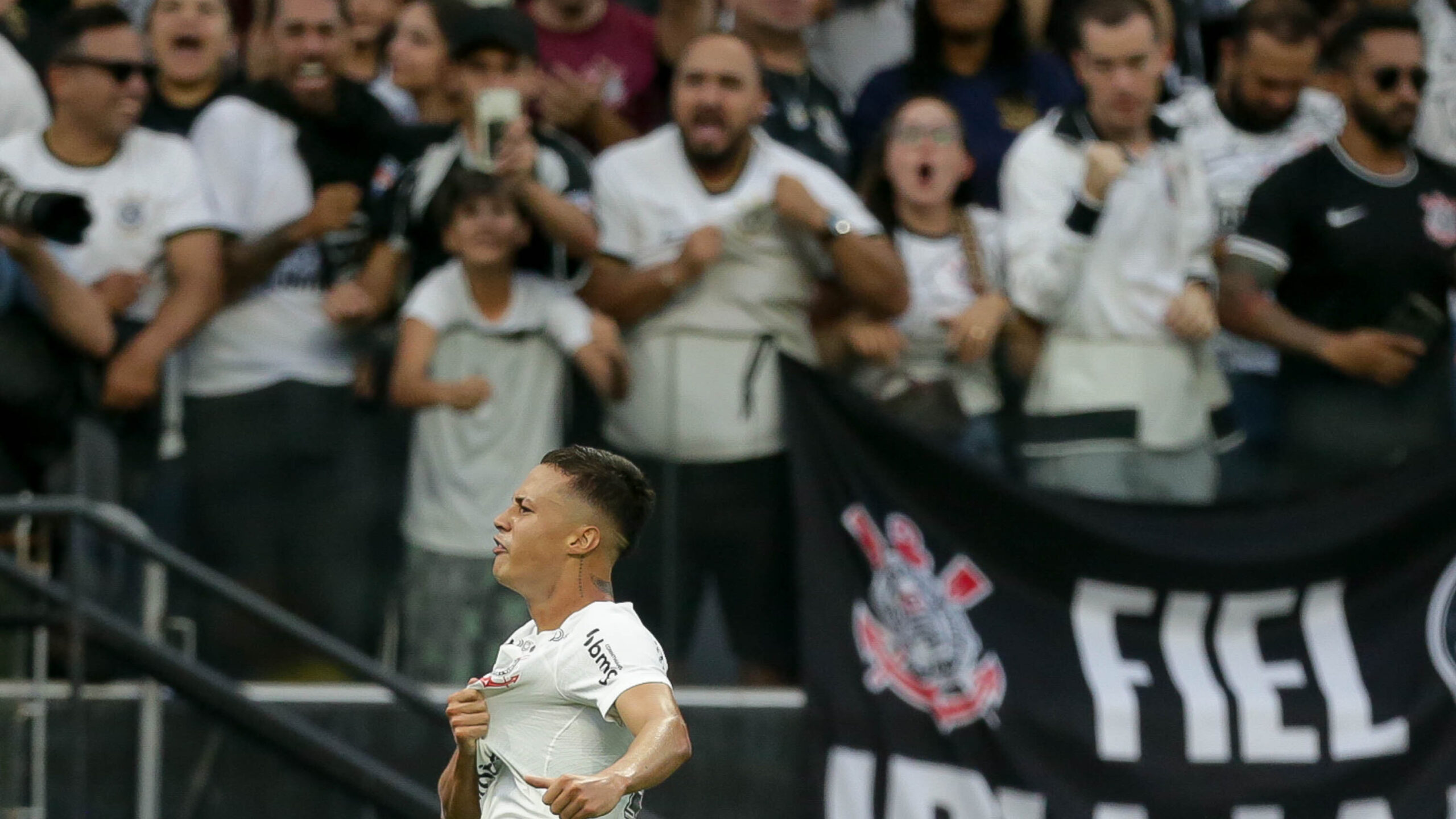 Wesley celebra convivência com jogadores experientes no Corinthians e cita  maiores ídolos no futebol