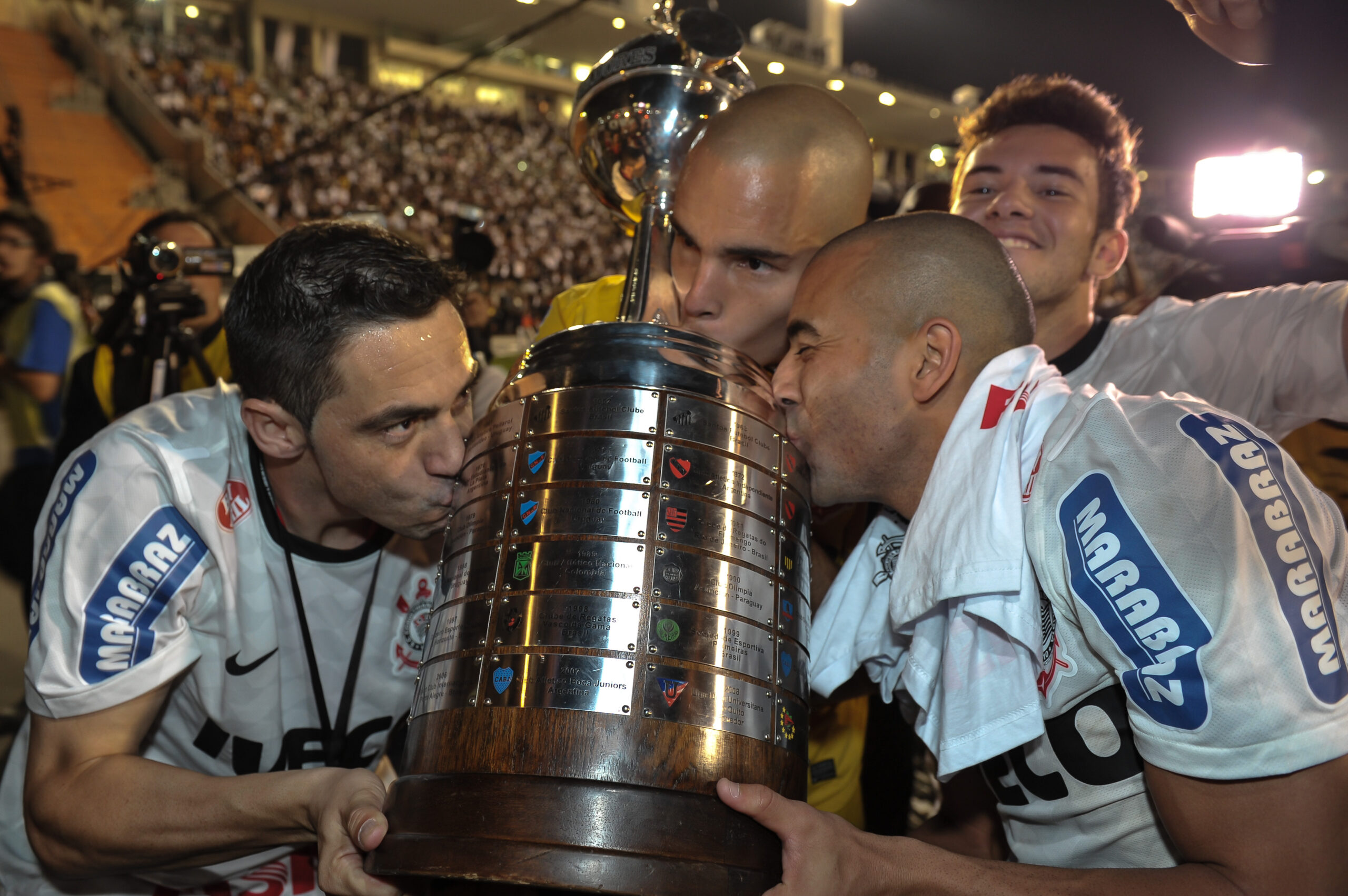 Corinthians 'acorda' no 2º tempo, bate Danúbio e segue 100% na Libertadores  - ESPN