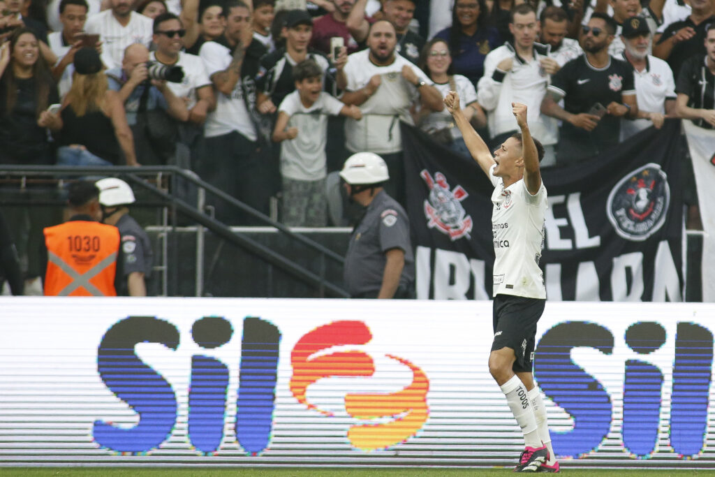 Corinthians vence o Cruzeiro nos acréscimos no primeiro jogo das
