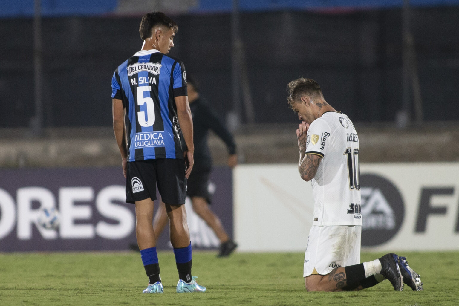 Ele é titular absoluto do Vasco e vai jogar lesionado contra o Corinthians