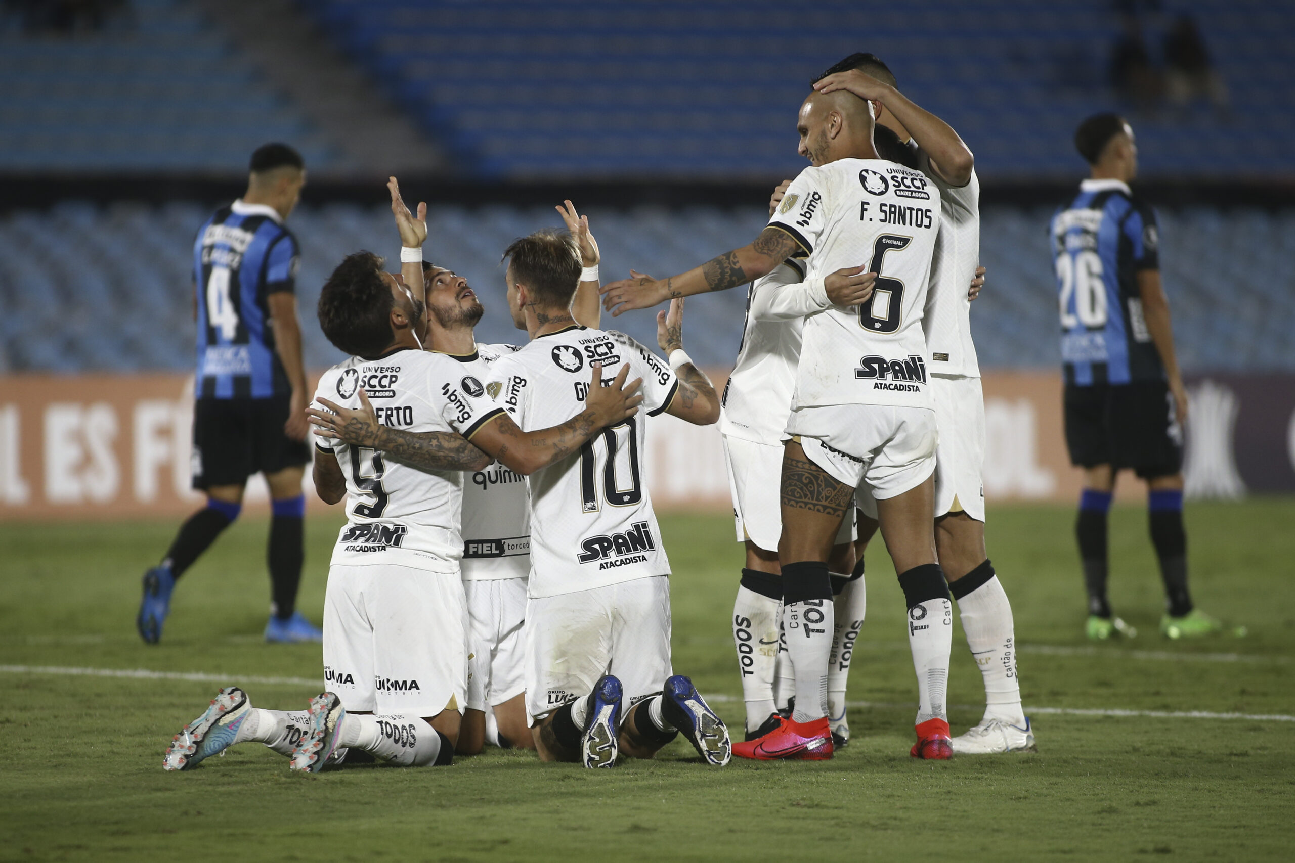 Corinthians marca no último lance e vence Chape diante de quase 40