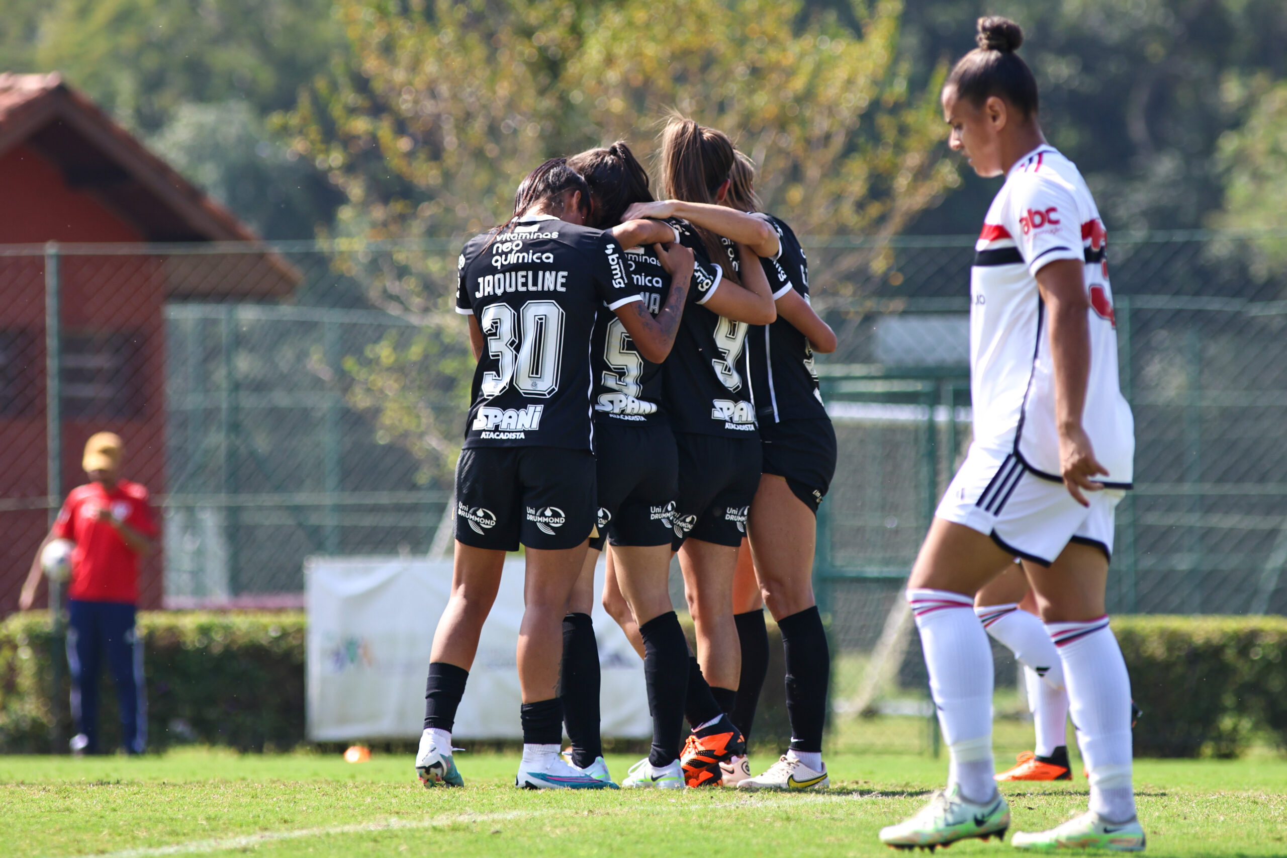 Com gol no Majestoso, Gabi Portilho assume a liderança na