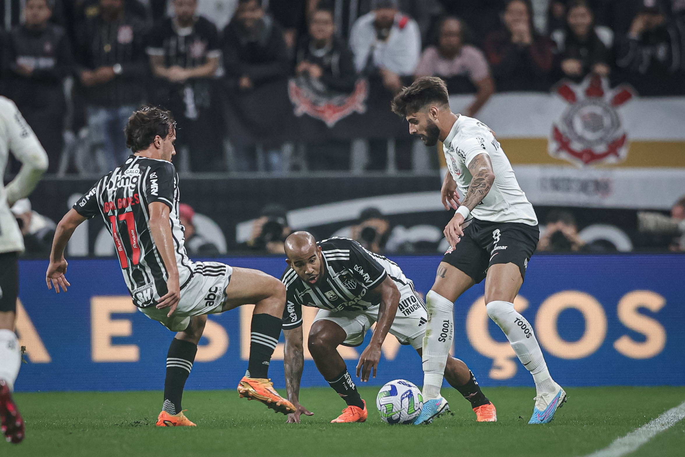 Corinthians para no goleiro do América-MG, falha na defesa e é