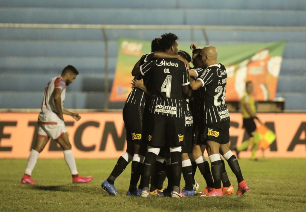 Em jogo de sete gols, Santos quebra jejum e vence o Goiás na Vila