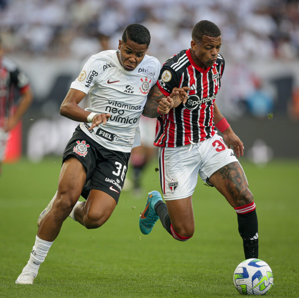 Técnico do Corinthians comenta troca de posição entre Wesley e