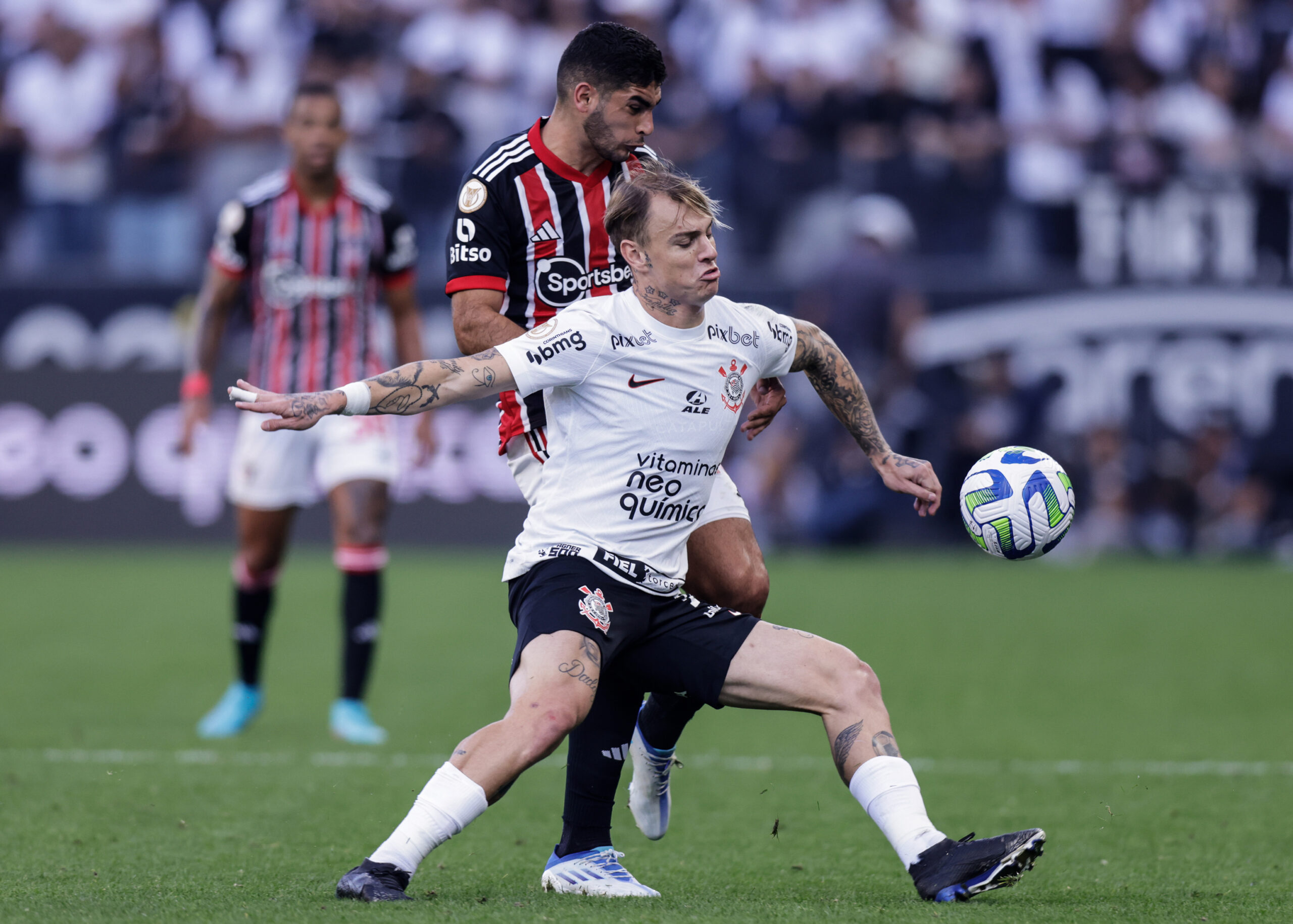 Corinthians abusa dos erros, só empata com o Goiás e mostra - de