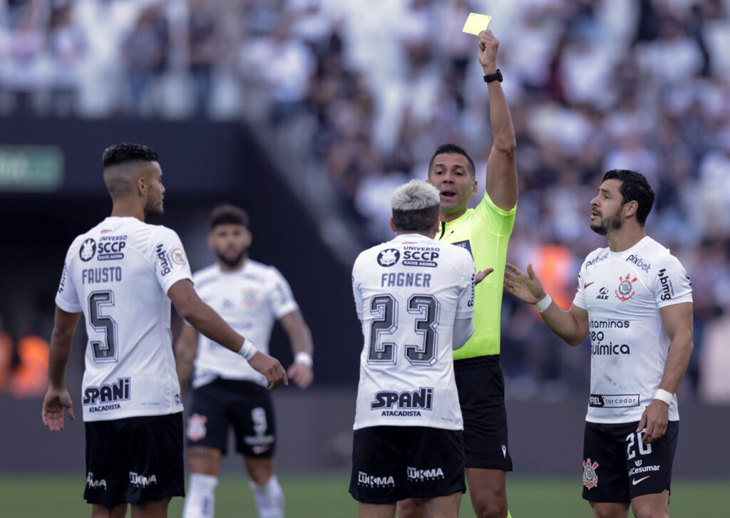 Corinthians abusa dos erros, só empata com o Goiás e mostra - de