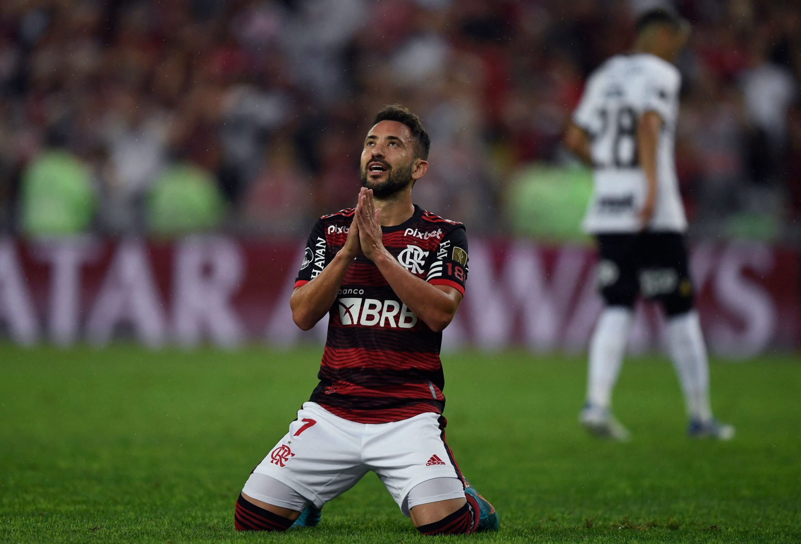 Não importa se estava de costas: lance polêmico de Flamengo x Bragantino  foi pênalti, sim!