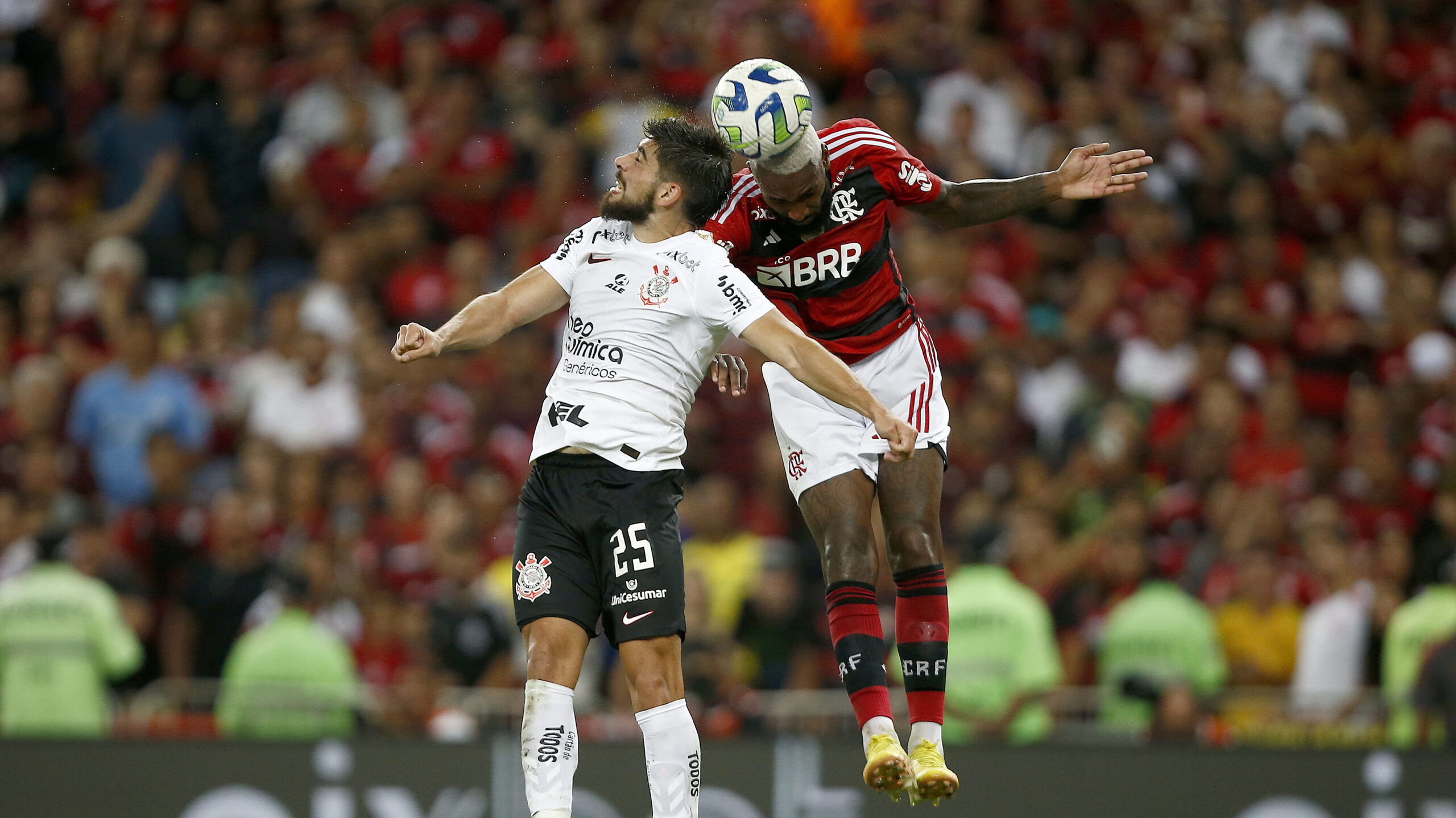 O jogador Mauricio Ramos da S.E. Palmeiras cumprimenta o jogador Wesley em  jogo contra a equipe