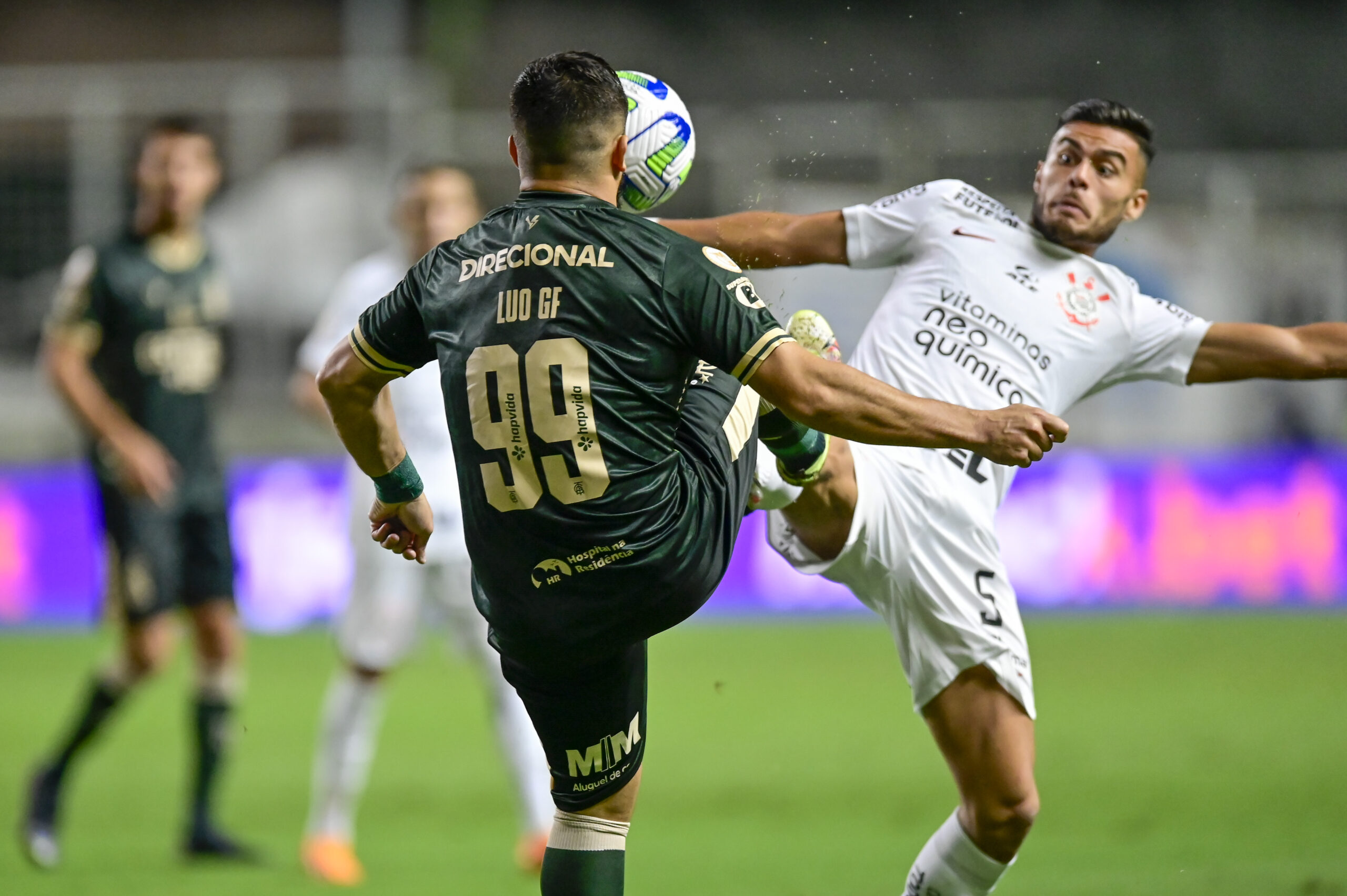 Corinthians para no goleiro do América-MG, falha na defesa e é