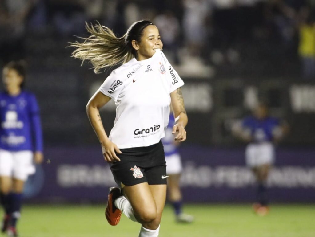 Corinthians vence o Cruzeiro nos acréscimos no primeiro jogo das