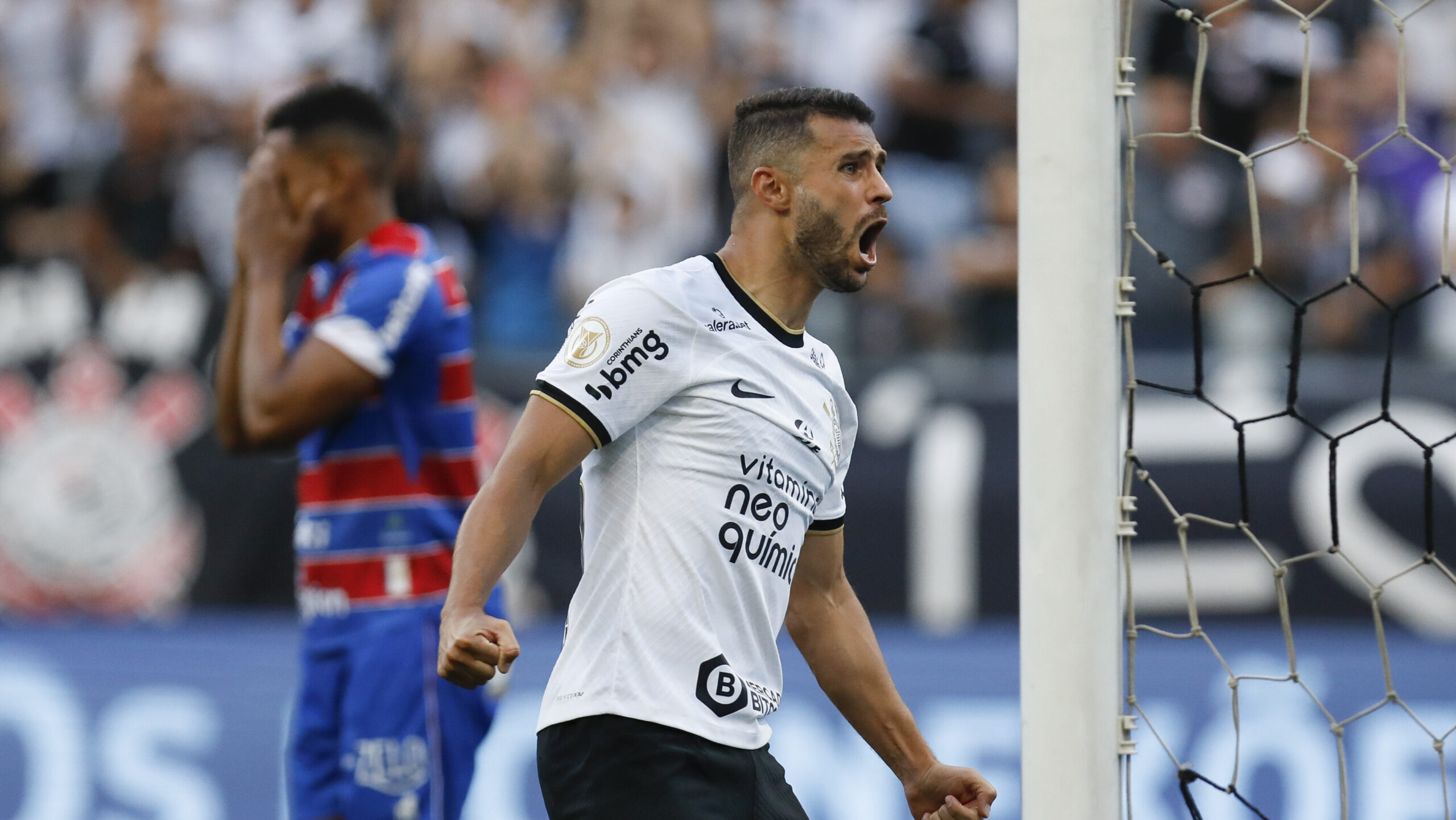 Adriana marca décimo gol pelo Corinthians no ano e encosta em