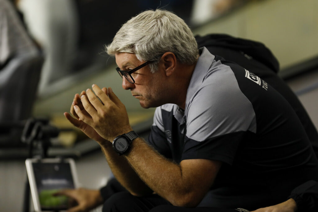 Corinthians chega em Cuiabá sob protesto da torcida; “vamos jogar bola” –  Só Notícias