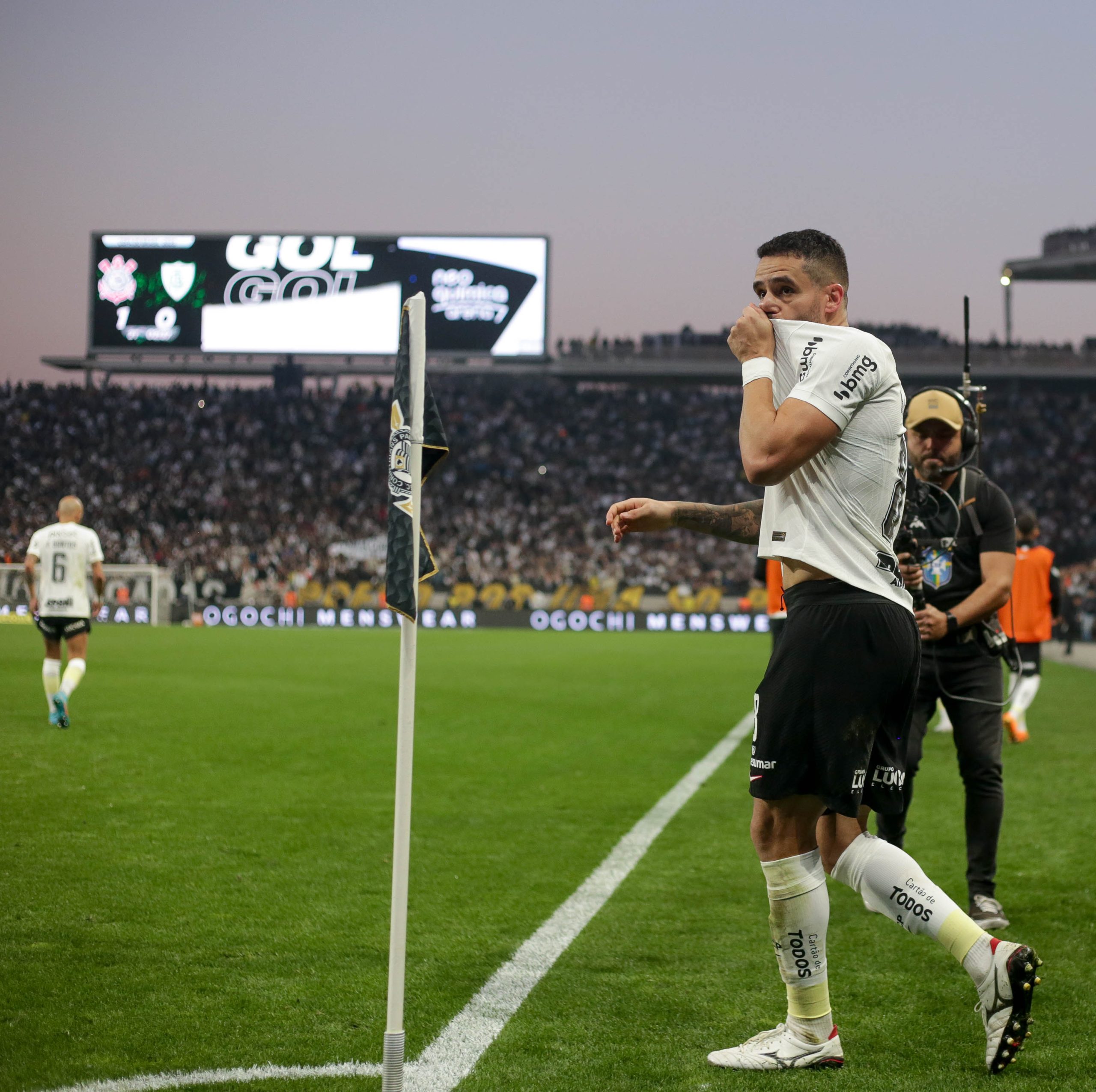 Melhor em campo, Renato Augusto elogia atuação do Corinthians