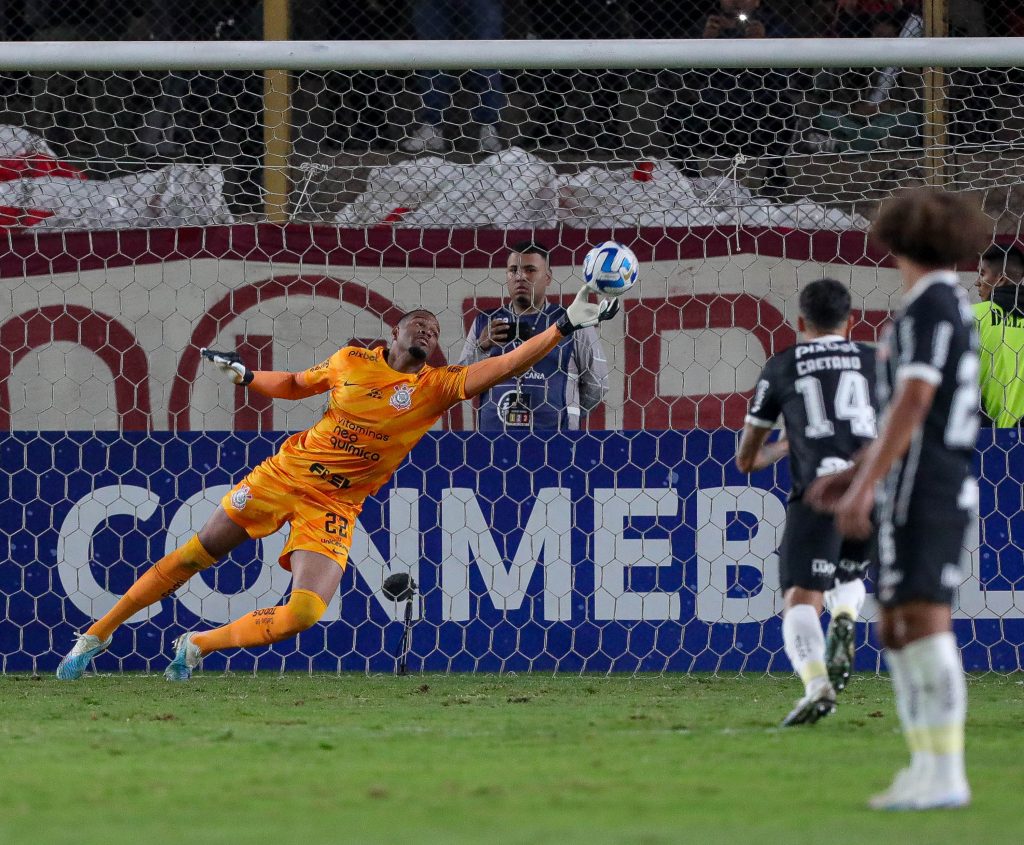 Cássio não quer Corinthians 'sofrendo' com pênaltis após ser herói