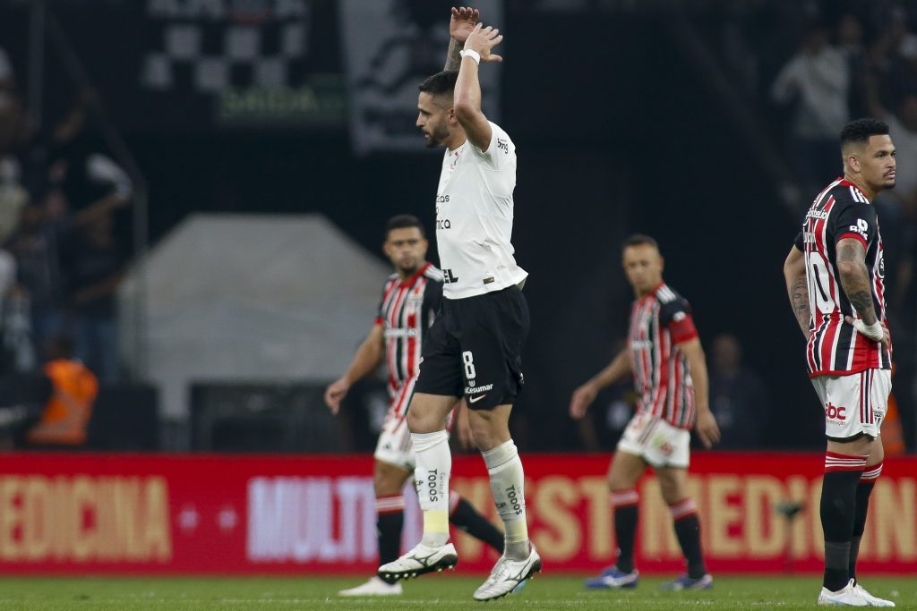 Timão vence o São Paulo por 2 a 1 e abre vantagem nas semifinais da Copa do  Brasil