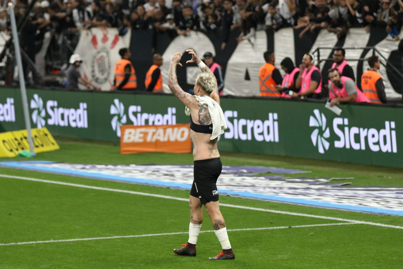 Provável titular contra o São Paulo, Róger Guedes iniciou no banco de  reservas em todos os jogos do Corinthians na Libertadores