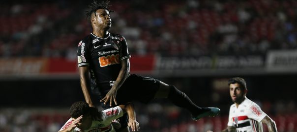 Cria da base do Corinthians faz quatro gols e se isola na artilharia do Campeonato  Russo