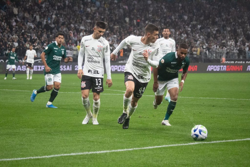 Corinthians sai atrás e busca empate com o Goiás na Neo Química