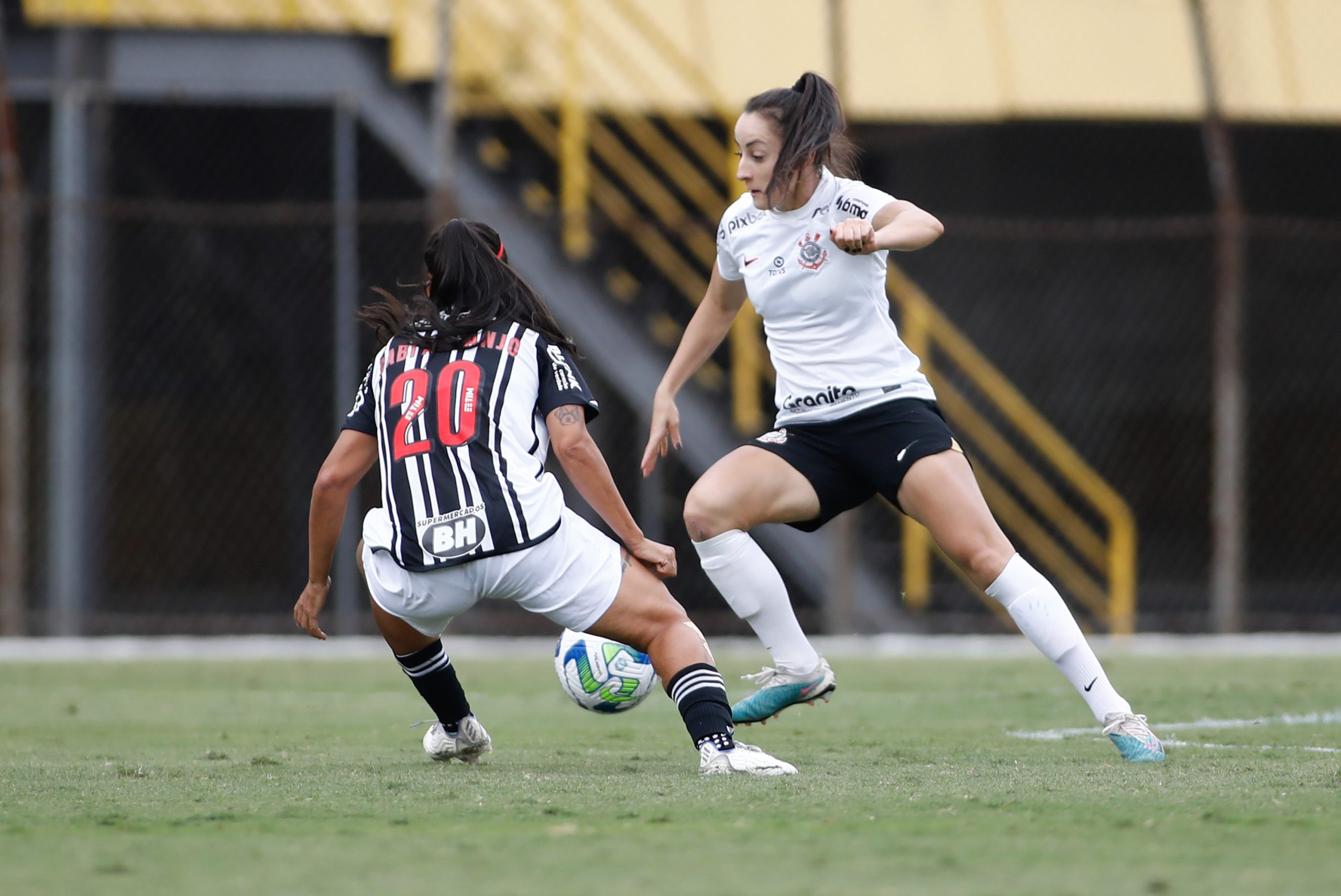 Paulista feminino: São Paulo vence Santos e fará final com Corinthians