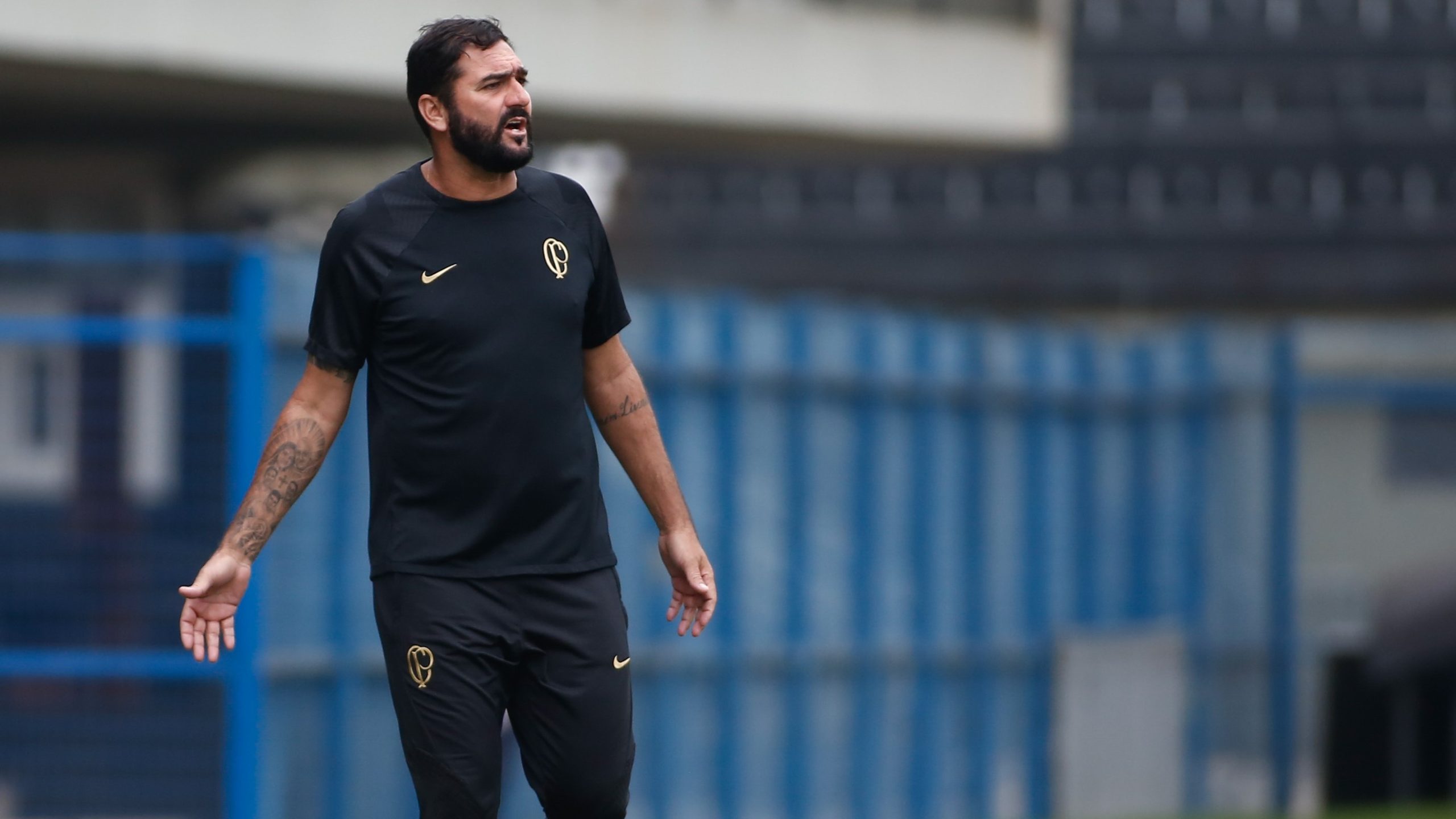 Goleiro De Fitness Ou Jogador De Futebol Cobrando Pênalti Em Um Jogo Ou  Partida De Treinamento Em Um Torneio, Salvando De Volta Ou Atleta De  Futebol Masculino Chutando Bola No Treino Em