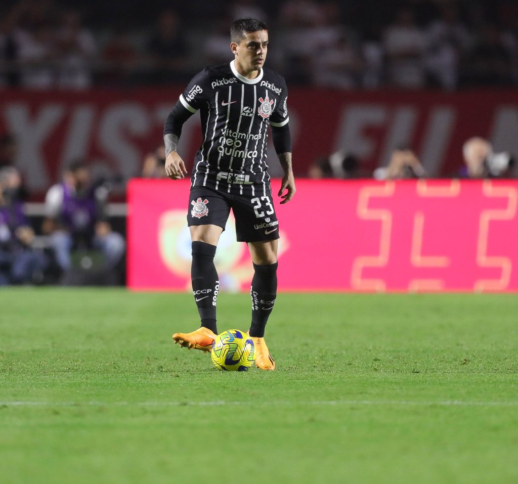 Fagner em cobrança de falta no jogo entre Corinthians e Santo André