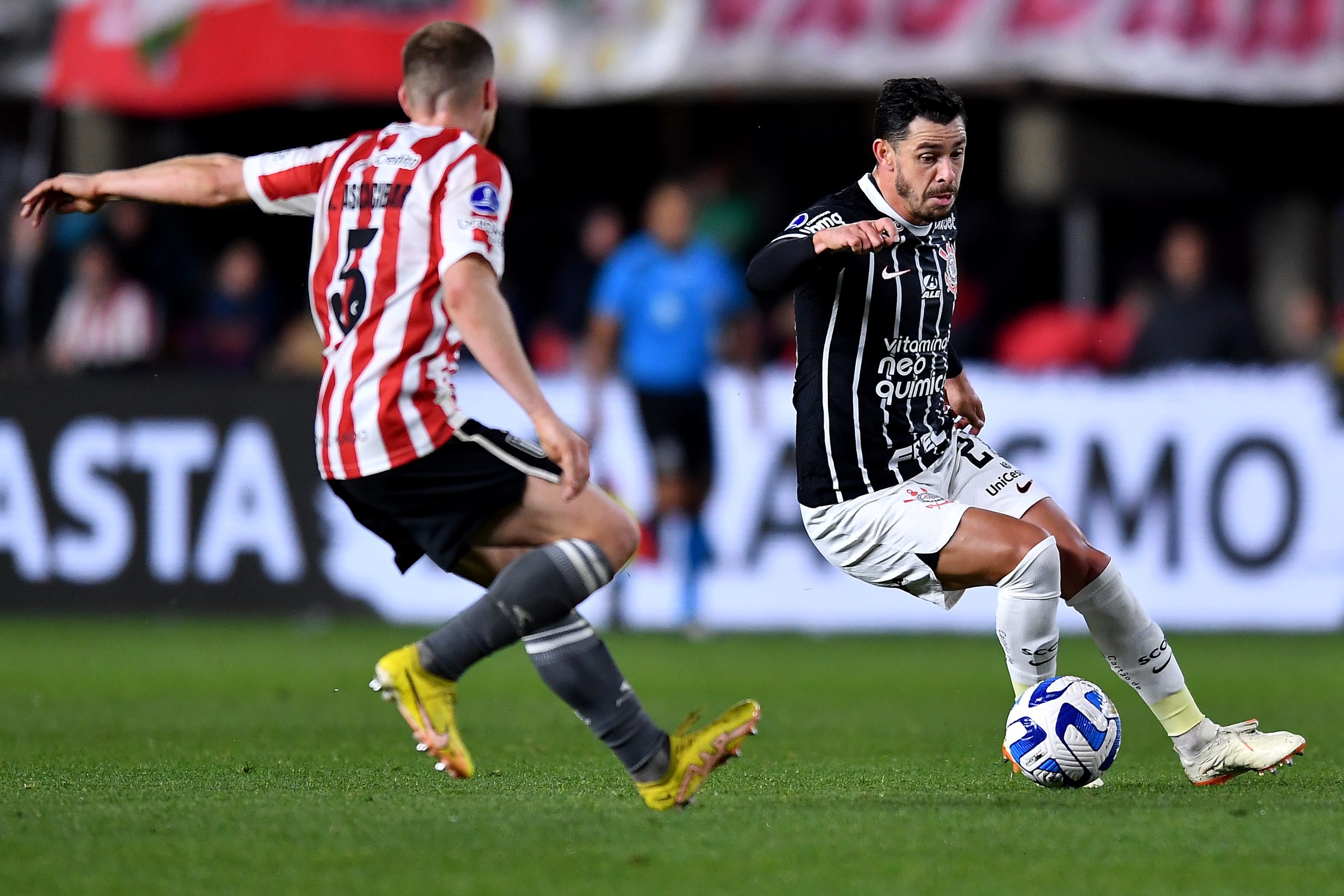 Corinthians vence Universitario-PER e abre vantagem no mata-mata