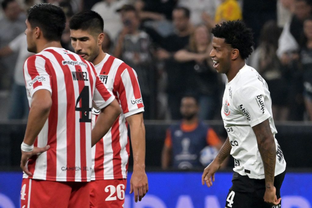 Corinthians bate Estudiantes e fica perto da semi da Sul-Americana