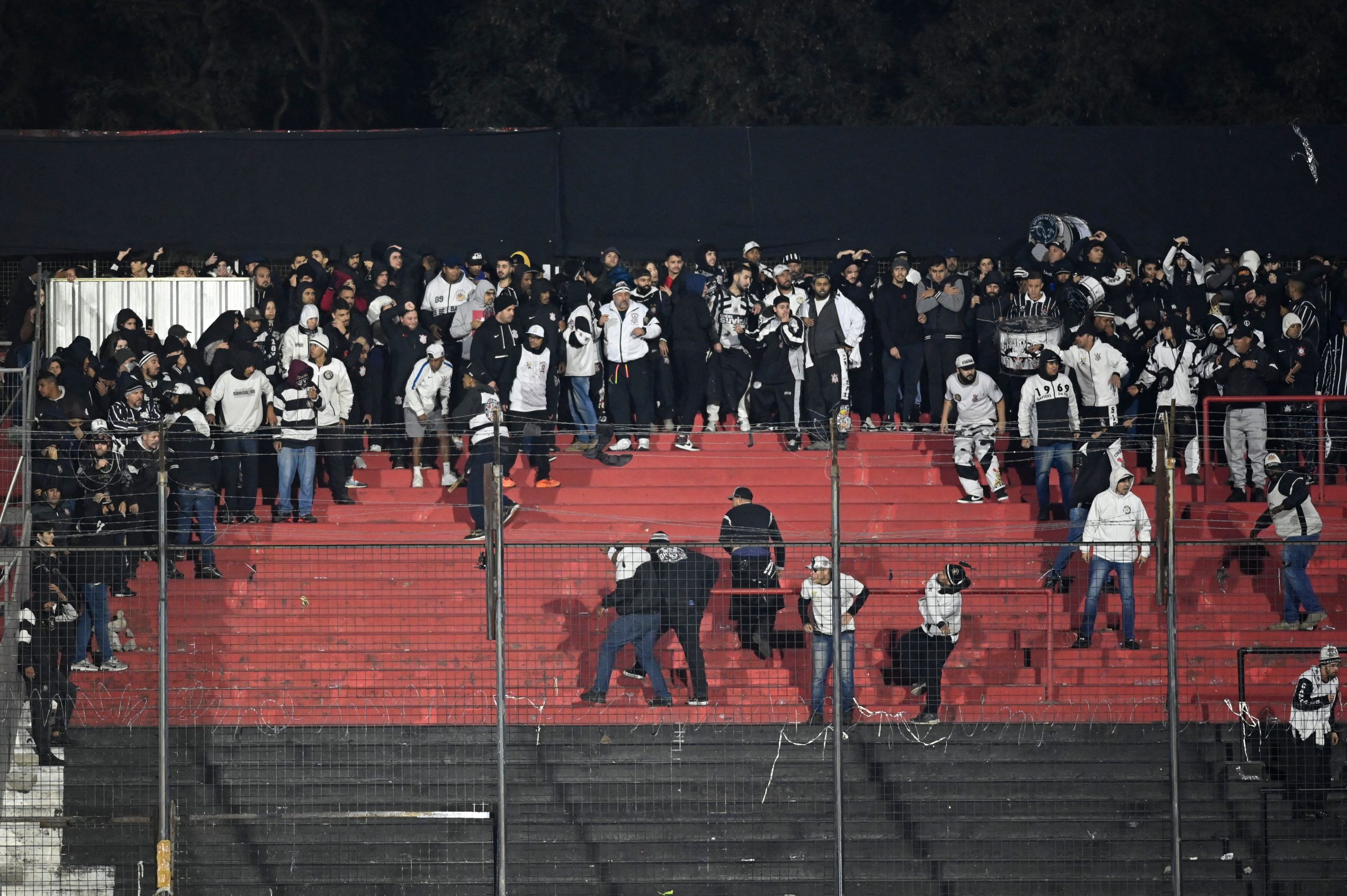 Após cirurgia, zagueiro Chicão reaparece no gramado