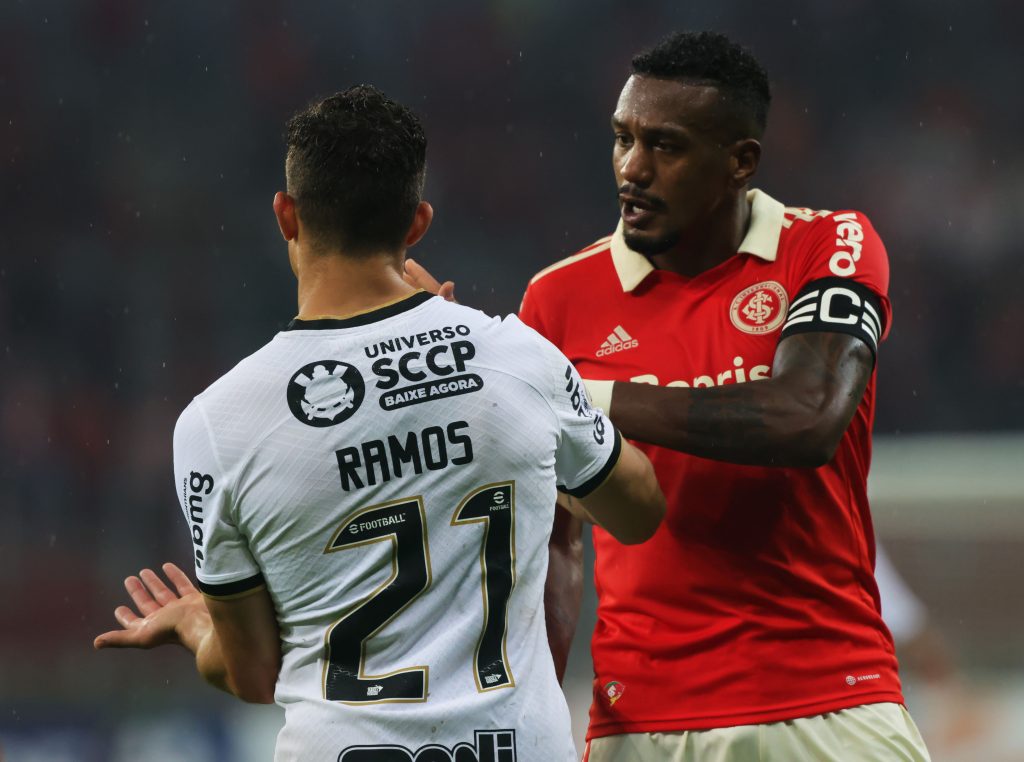 RIO DE JANEIRO, BRAZIL - MAY 21: Pedro Raul of Goias heads the ball against  Pablo of Flamengo ,during the match between Flamengo and Goias as part of  Brasileirao Series A 2022