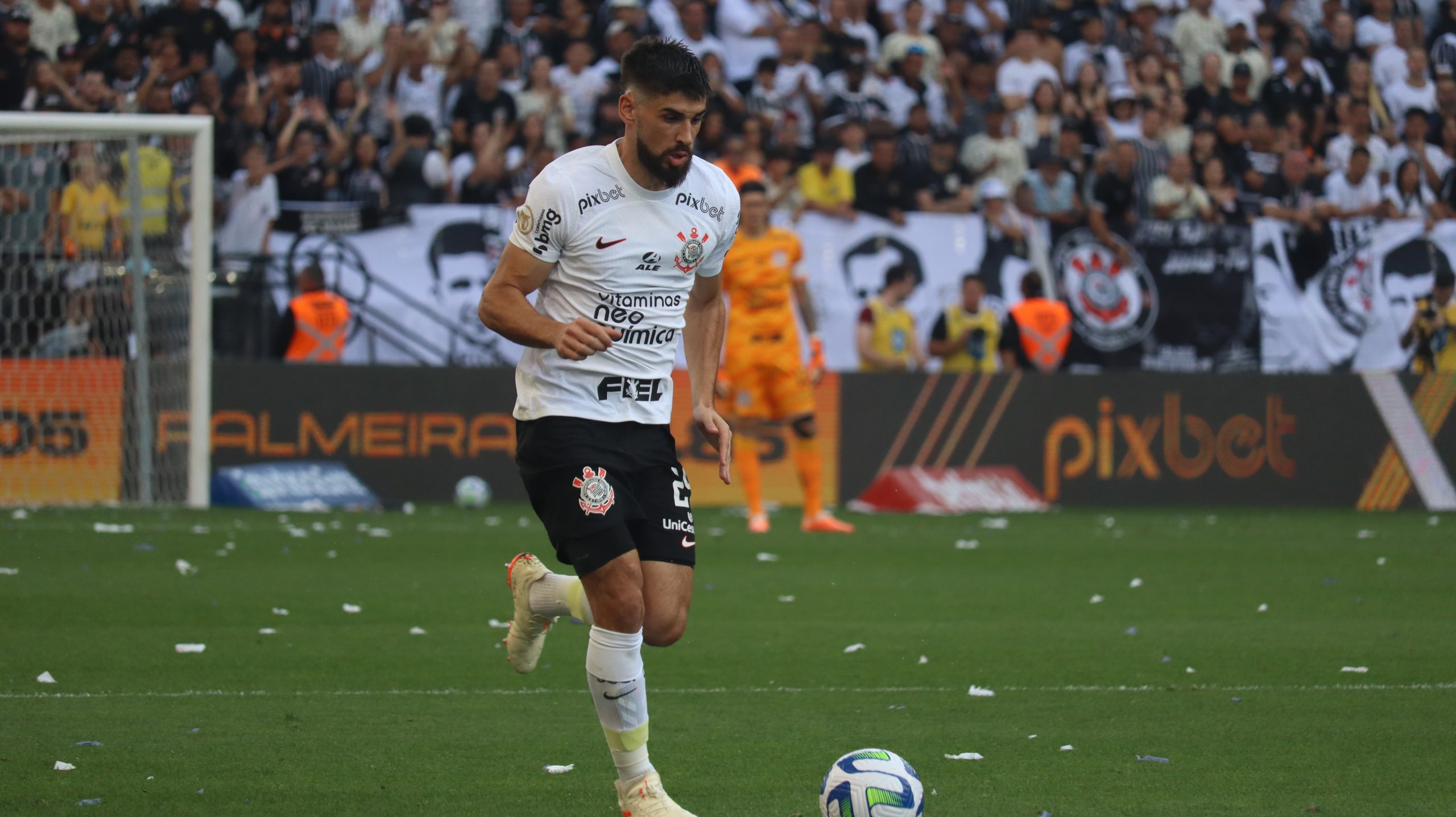 Joaquin Piquerez do Palmeiras disputa o lance com Felipe Carballo