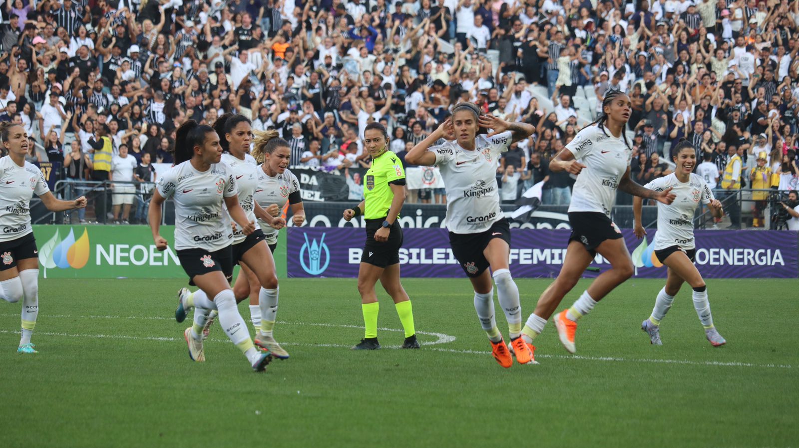 Corinthians vence de virada a Ferroviária e é campeão do