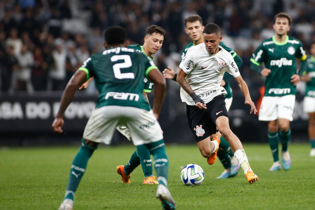 Cria da base do Corinthians faz quatro gols e se isola na artilharia do Campeonato  Russo