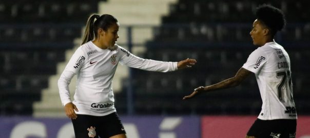 Adriana marca décimo gol pelo Corinthians no ano e encosta em