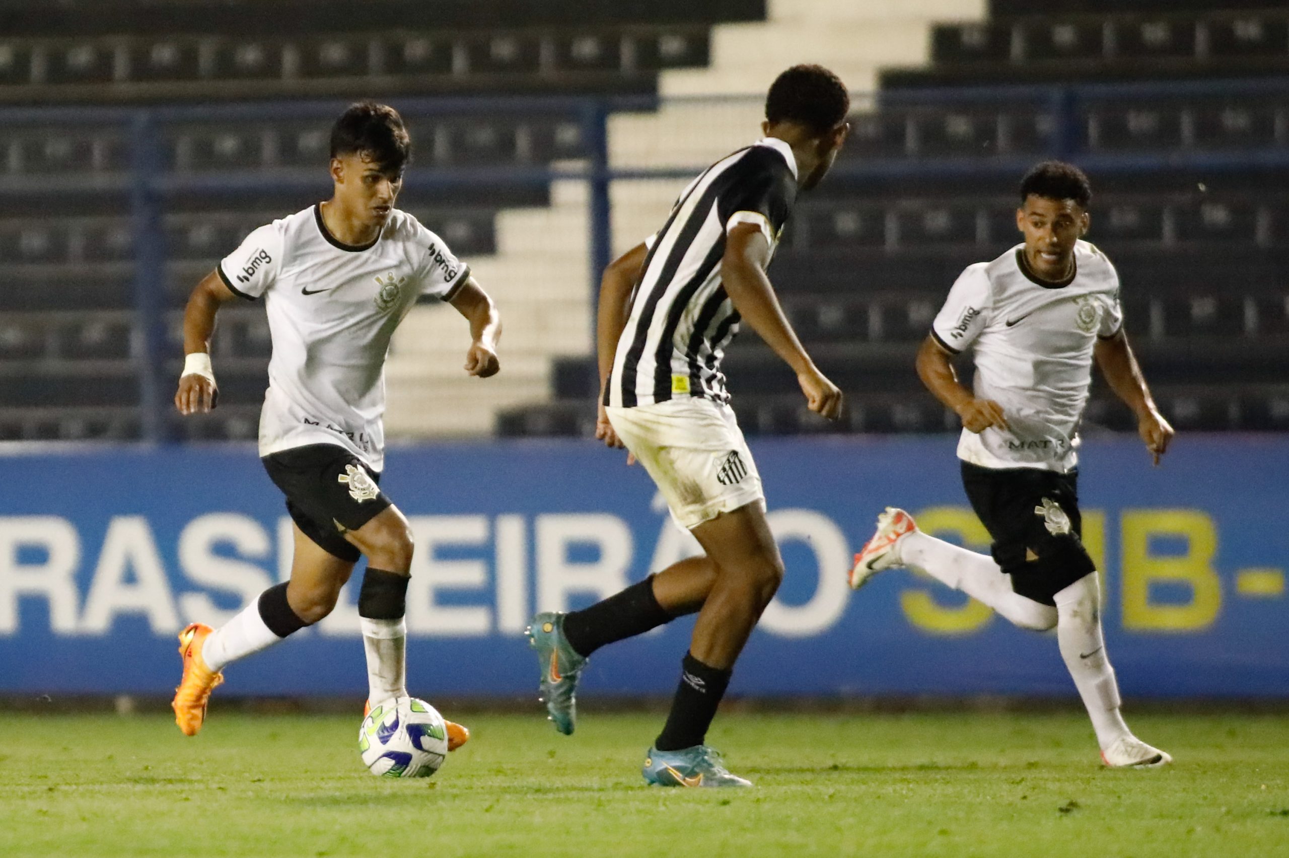 Corinthians volta a oscilar em 'jogo menor', mas avança; agora é