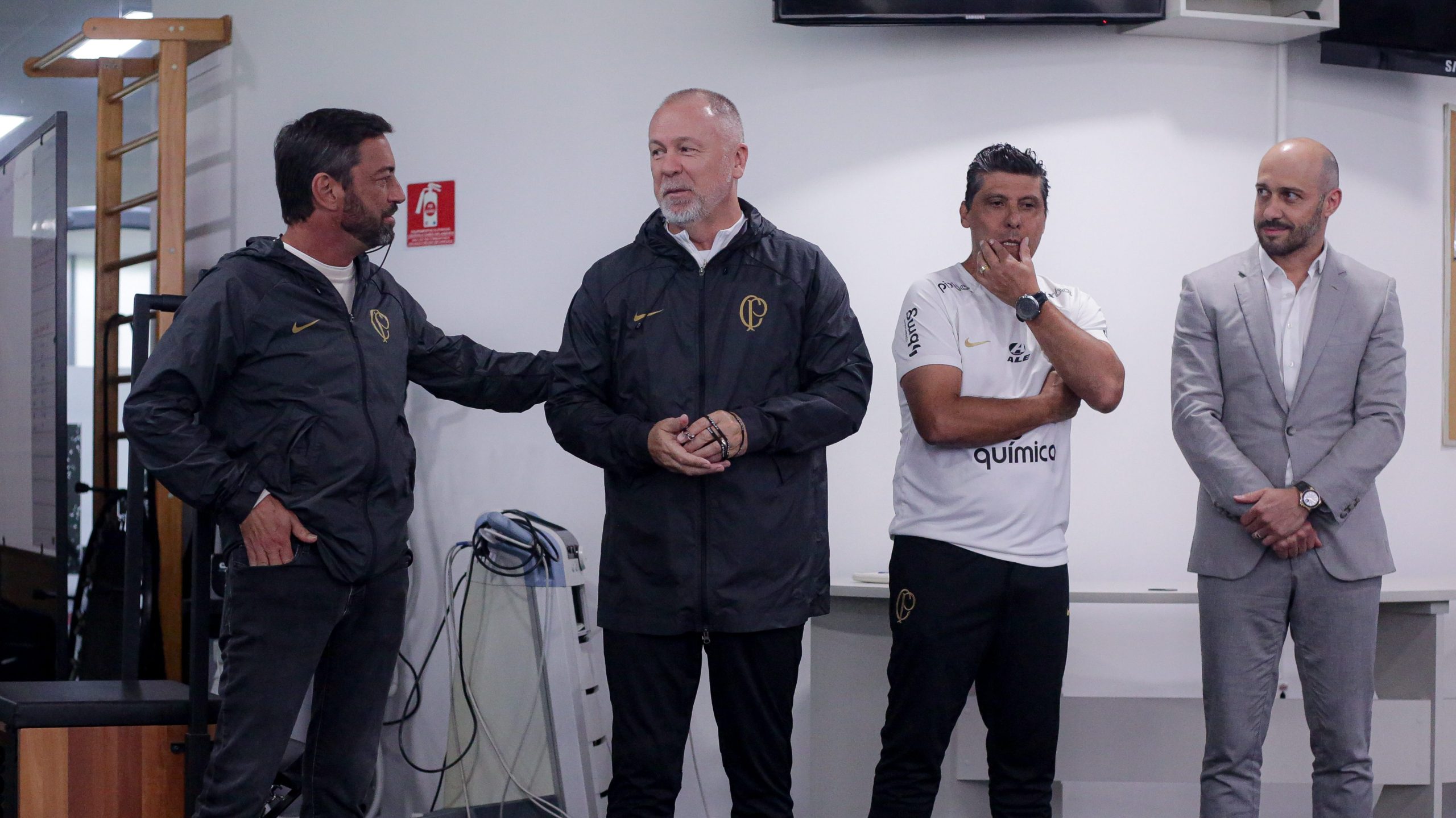 Mano Menezes acerta com Corinthians; contrato vai até 2025