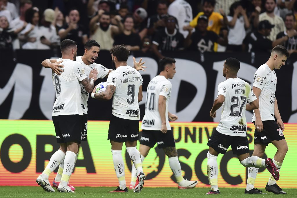 Caetano com a bola nos pés durante o jogo contra o Grêmio