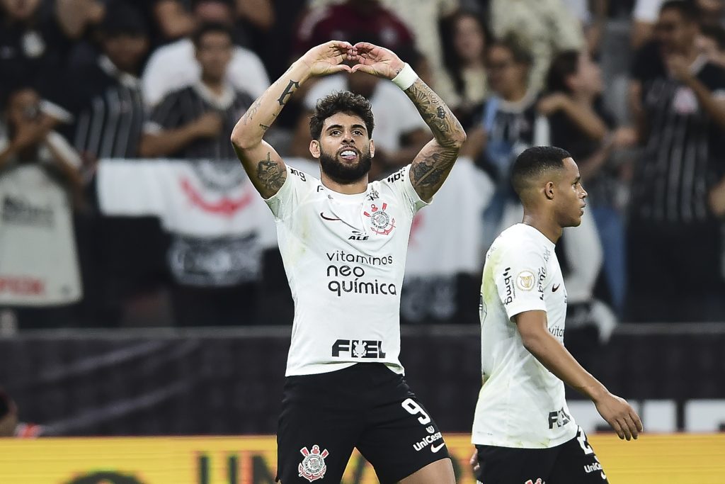 Corinthians fica no empate com o Grêmio em jogo de oito gols no Brasileirão