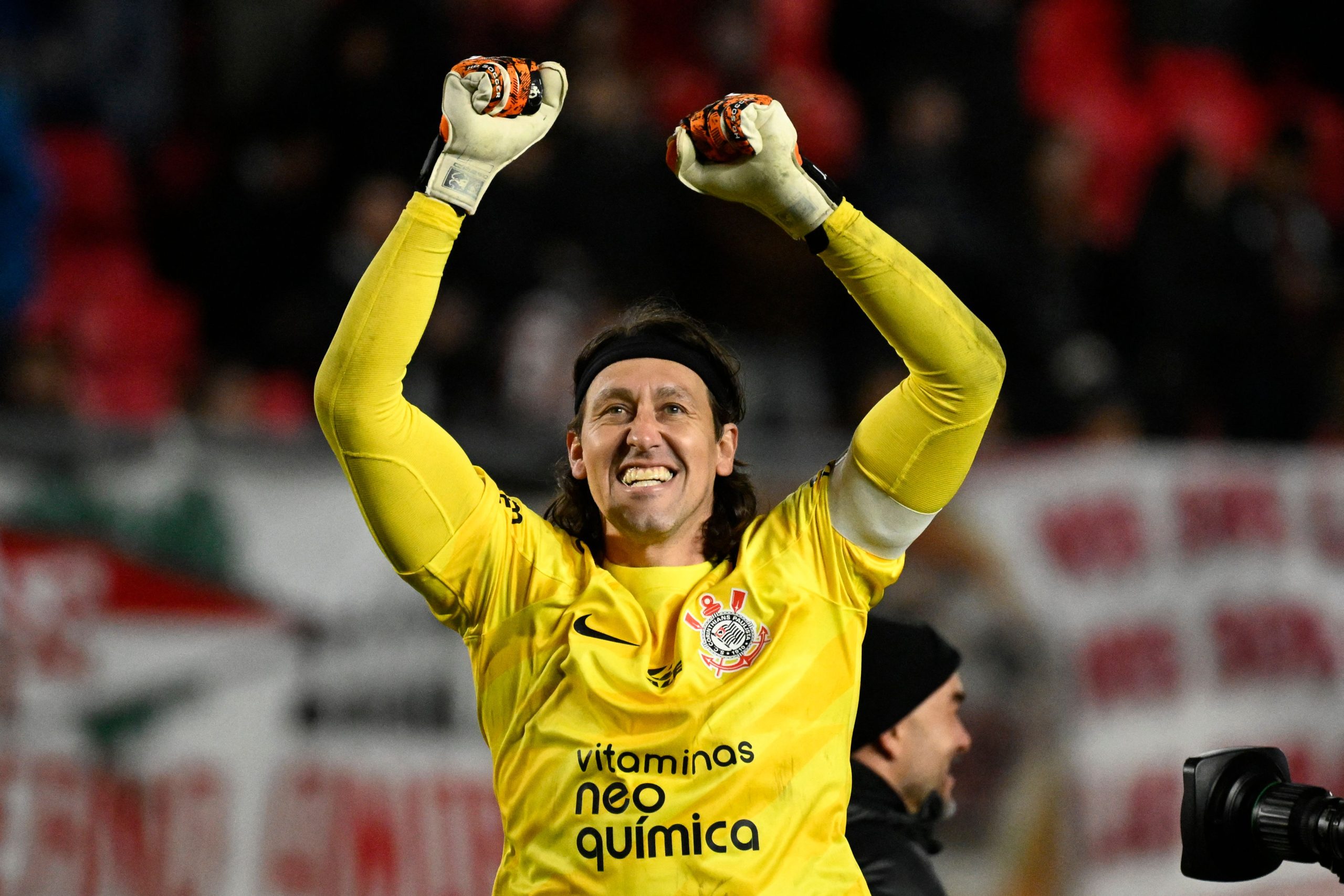 Goleiro do Corinthians comparece a jogo de futebol americano em Miami e é  presenteado com camisa