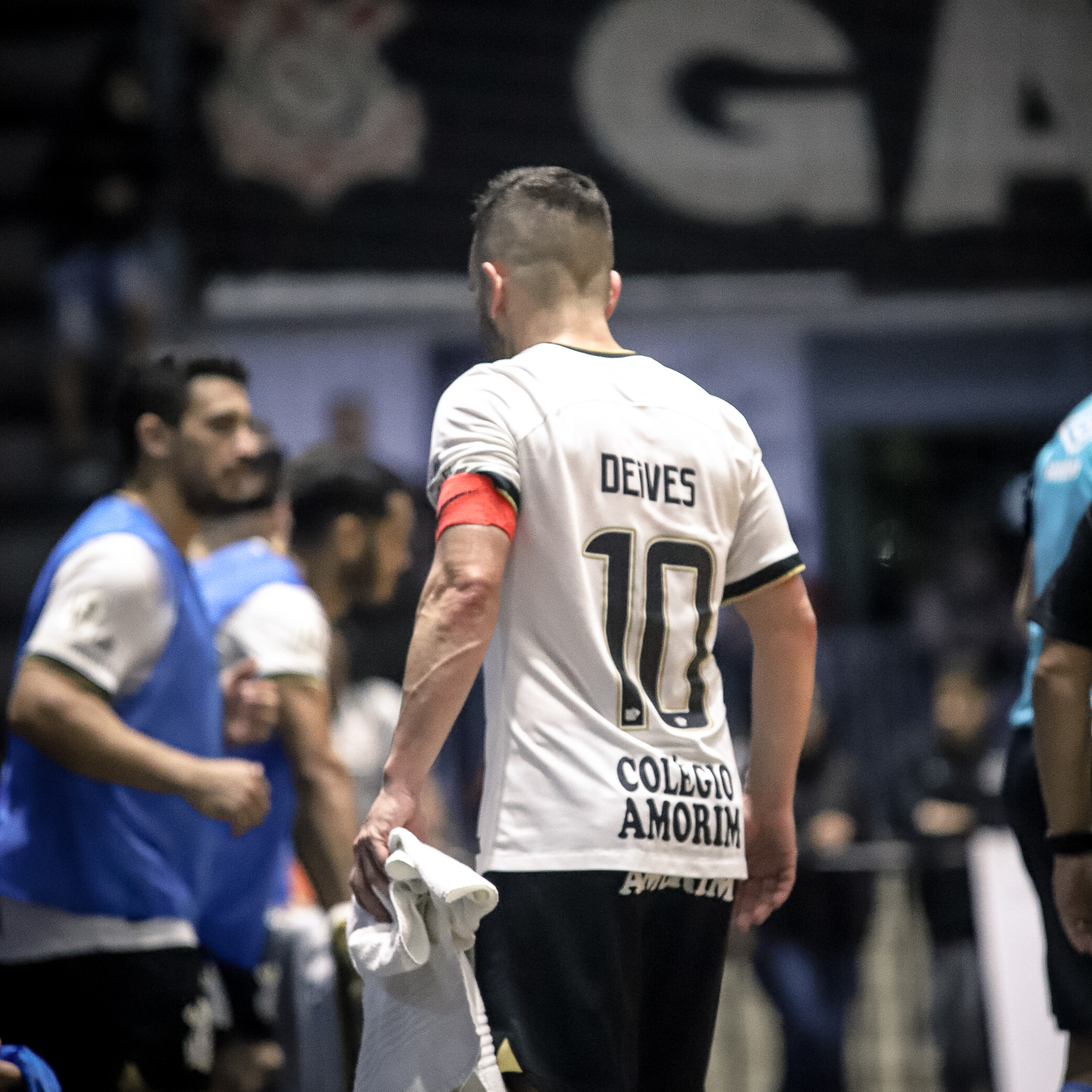 Fábio Santos lamenta empate sofrido, mas vê Corinthians em