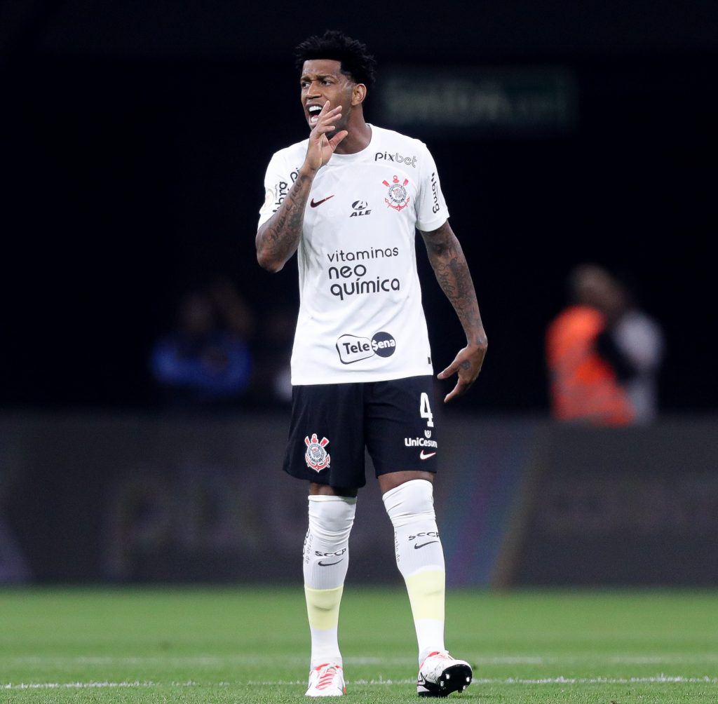 Revolta com treinador e Fábio Santos marca empate do Corinthians