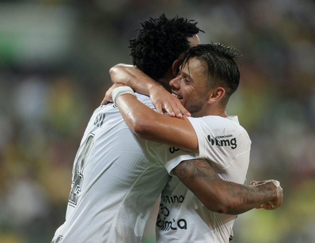 Romero faz publicação enigmática assistindo jogo do Corinthians