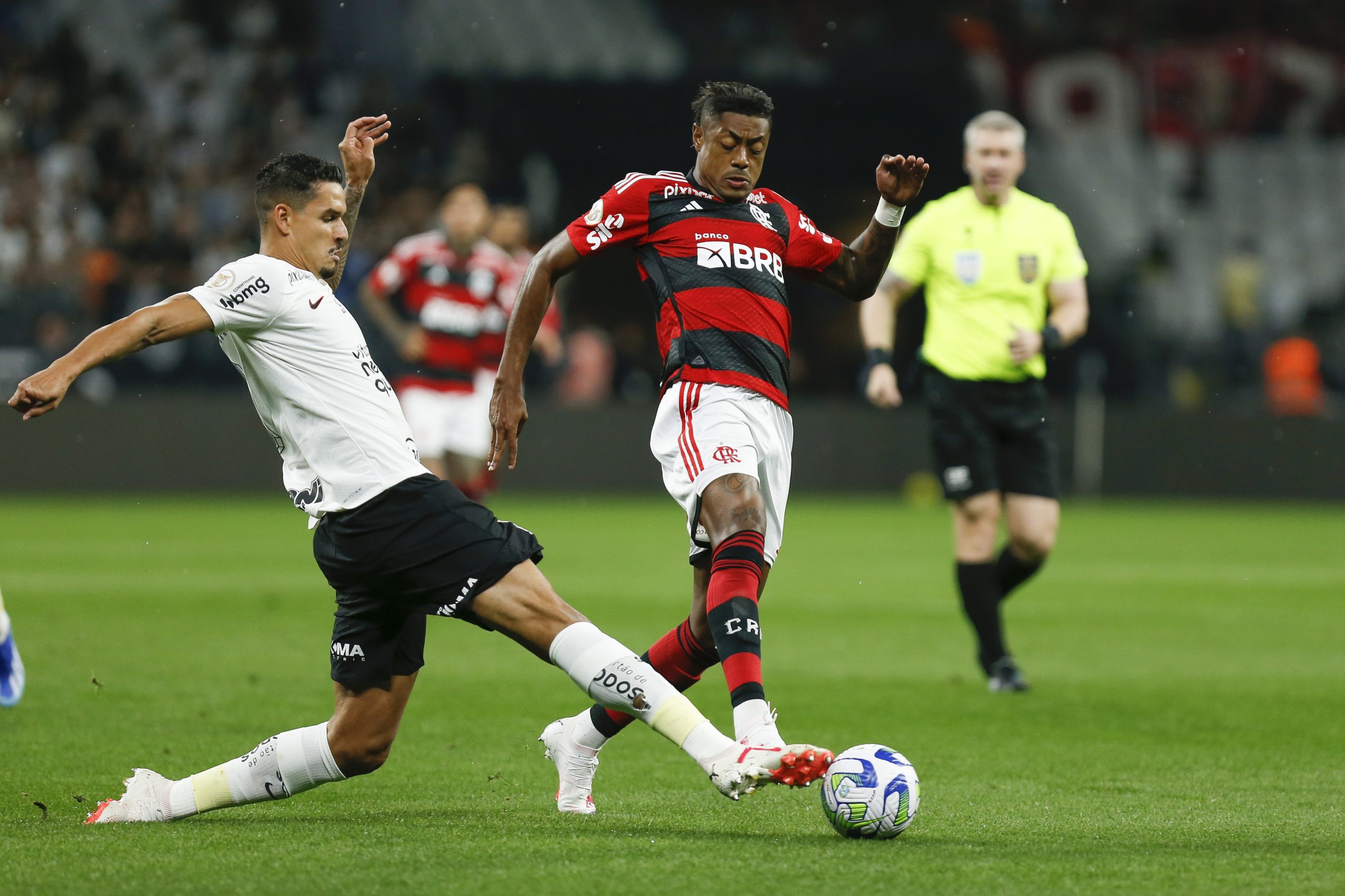 Ayrton Lucas desembarca no Rio e comemora acerto com o Flamengo